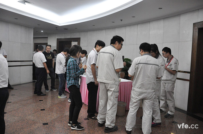 會(huì)議間隙大家在一起探討 會(huì)議間隙大家在一起探討