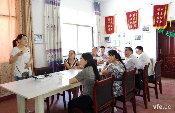 銀河電氣謝書(shū)記一行聽(tīng)取工作人員講解服務(wù)中心介紹 銀河電氣謝書(shū)記一行聽(tīng)取工作人員講解服務(wù)中心介紹