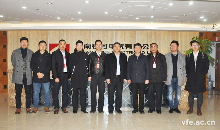 雙方與會(huì)領(lǐng)導(dǎo)合影 雙方與會(huì)領(lǐng)導(dǎo)合影